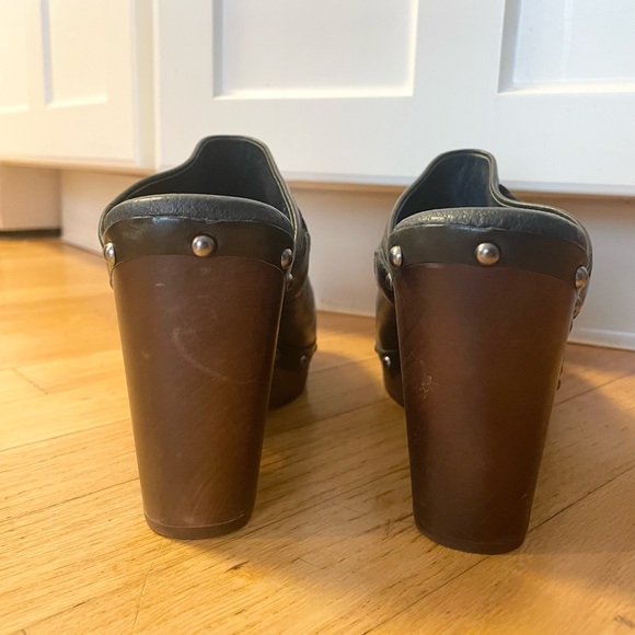 Ugg Black Leather 4 Inch Clogs - Size Womens 9 - Picture 3 of 4